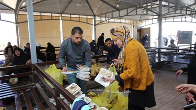 رفقة خير تقدم 118 وجبة للمغتربين بساحة الإنتظار بمستشفى الأورمان بالأقصر
