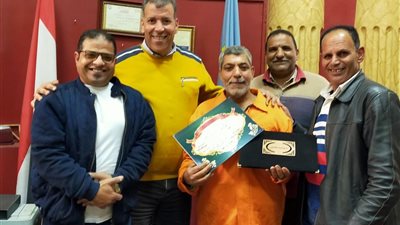 تكريم عامل نظافة عثر على 10 آلاف جنيه بالسيد البدوي