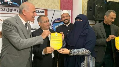 تكريم معلم خبير رياض أطفال بميت سلسيل لتميزها