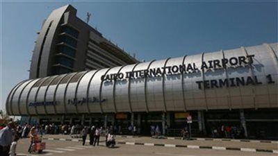 وزير خارجية الامارات يصل القاهرة للمشاركة في الدورة الـ153 لمجلس الجامعة العربية