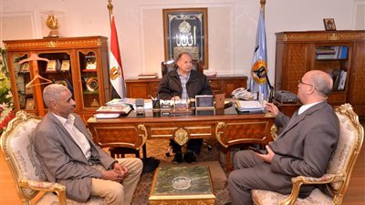 محافظ أسيوط يلتقي مدير الطب البيطري وحملات مكثفة للقضاء على ظاهرة الكلاب الضالة