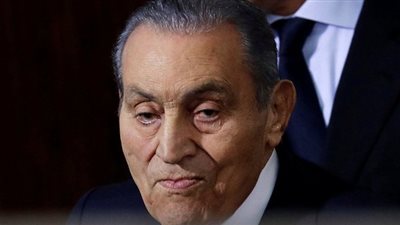 علاء مبارك ينفى توزيع 100 ألف جنيه 
