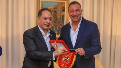 الخطيب والسفير المصري بجنوب أفريقيا يتبادلات الدروع