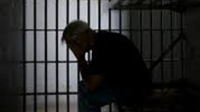 حبس سائق أربعة أيام لاتهامه بحيازة ومحاولة تهريب ١١٨٢ طربة حشيش و٥ كيلو افيون
