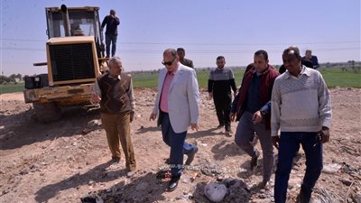محافظ أسيوط يترأس حملة الانقاذ السريع لرفع مخلفات البناء بالطريق الصحراوى