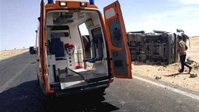 إصابة سائق ومساعده فى حادث إنقلاب شاحنة محملة بالبضائع بالوادى الجديد