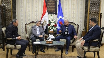 محافظ السويس والعربى يبحثان اقامة معرض دائم لتوفيرالسلع للسوايسة بالصور