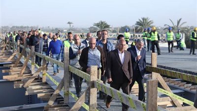 وزير النقل فى تفقد محور سمالوط: ٢١ محورا جديدا على نهر النيل بالمحافظات .. صور