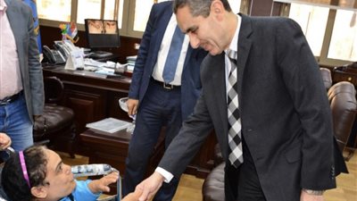 محافظ الغربية .. يستقبل أحدى الحالات الإنسانية ويكلف بسرعة توفير كافة سبل الرعاية