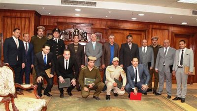 مدير أمن اسيوط يكرم بعض رؤساء وضباط المباحث المتميزين