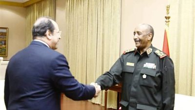 اللواء عباس كامل يؤكد للبرهان تضامن مصر مع السودان فى مواجهة الإرهاب
