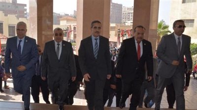محافظ الغربية ونائبه يشهدان حفل تخريج الدفعة 46 بتجارة طنطا