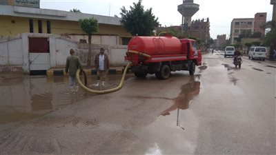 الشوارع خالية من المارة والمواطنون يتابعون حالة الطقس فى المنازل والمحافظ يصرف وجبة غذائية ومكافأة فورية لعمال النظافة