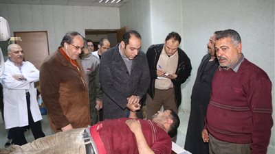 إصابة عامل أثناء رفع مخلفات الأمطار ونائب المحافظ يزوره في المستشفى