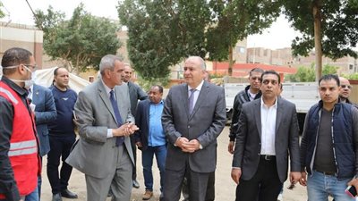 محافظ قنا يتفقد مخر السيل ومركز الاغاثة بالمعنا