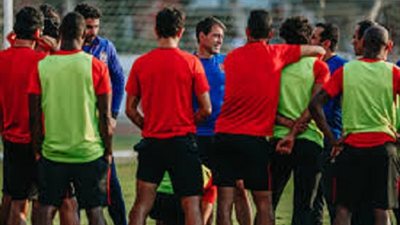 فاير يتحدى الطقس ويعلن استمرار تدريبات الأهلى استعداداً لإنبى