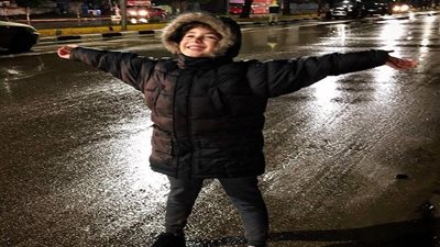 ياسين أمير يداعب جمهوره بصورة جديدة تحت الامطار