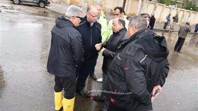 رسلان و محافظ القاهرة يتفقدون اعمال سحب المياه بمصر الجديدة