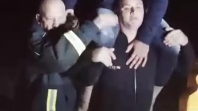 تحية للأبطال الحماية المدنية بالسويس تنقذ ١١ مواطنا غرقت سياراتهم في طريق القاهرة .صور