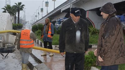 محافظ الغربية فى جولة موسعة بمركز المحلة وسمنود لمتابعة اعمال شفط المياه من الشوارع