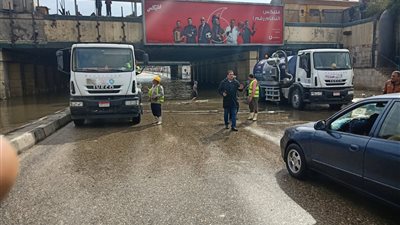 رئيس مباحث روض الفرج يتابع اعمال كسح المياه بنفق القللى..صور