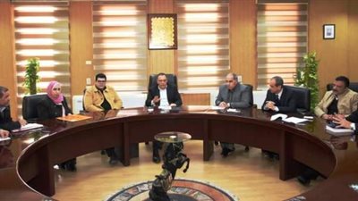 محافظ الشرقية يناقش آلية نقل الأسواق العشوائية خارج المدن.. بالصور