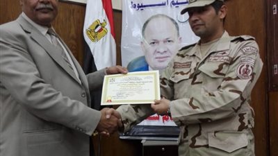 الدفاع الشعبى يكرم وكيل تعليم أسيوط لتحويله مدرستين ثانوى لتأسيس عسكرى