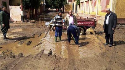 رؤساء الوحدات المحلية بطوخ يشرفون على شفط المياه من الشوارع .. بالصور