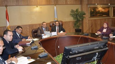 محافظ الغربية يتابع الموقف التنفيذى لمشروعات الرصف داخل مراكز ومدن المحافظة