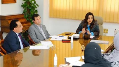 محافظ دمياط تناقش آليات تنفيذ قرار تخفيض عدد العاملين في المصالح والأجهزة الحكومية