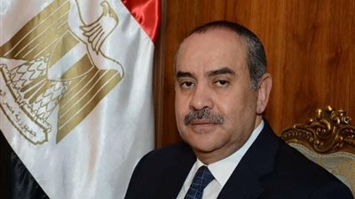 وزير الطيران المدني يقود طائرة إلى لندن لإعادة مصريين