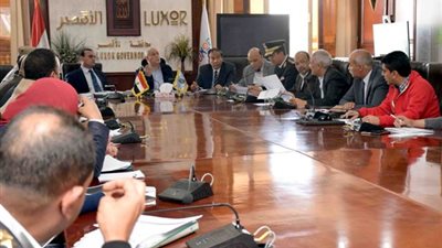 الإجراءات الصحية وإيراد الصناديق وإطلاق الأسماء على المنشآت فى المجلس التنفيذى للأقصر