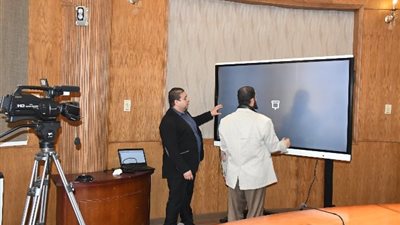 شاشات تفاعلية لتدريس وتسجيل المقررات بجامعة القناة