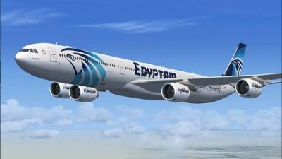 مصر للطيران تنظم رحلة لإعادة مصريين عالقين بالكويت