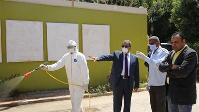 رئيس جامعة الأقصر يتفقد أعمال التطهير والتعقيم بكليات الجامعة والمدن الجامعية