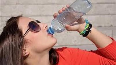 شرب المياه يحميك من كورونا.. حقيقة أم خرافة؟