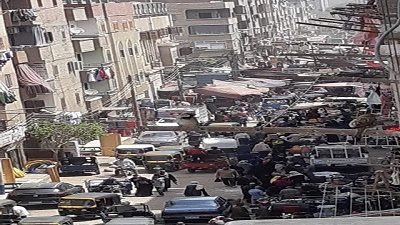 زحام أمام ماكينات الصرافة وفى الأسواق بأسيوط