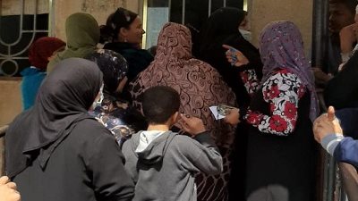 أمانة المرأة بأبنوب توزع جوانتيات وكمامات على المواطنين لمواجهة كرونا