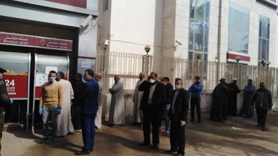 عبدالمقصود ينظم حركة الوقوف أمام ماكينات الصرف بالقرين
