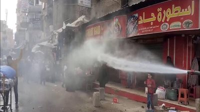 الدفع بمعدات الحماية المدنية لتطهير الشوارع والميادين بكفر الشيخ