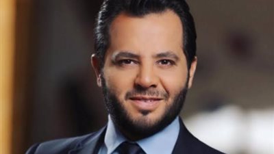 نيشان يرتدي قناعًا زجاجيًا في كواليس برنامجه