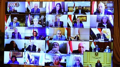 رئيس الوزراء: اجتماع الحكومة عبر الفيديو رسالة للجميع بمنع التجمعات