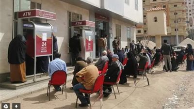 رئيس مركز ومدينة سيدى سالم تشرف على تنظيم صرف الرواتب