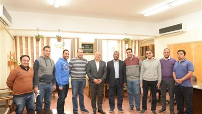 رئيس جامعة أسيوط يلتقي بشباب الأطباء قبل لحظات توجههم للمشاركة فى العمل بمستشفى العزل بأسنا