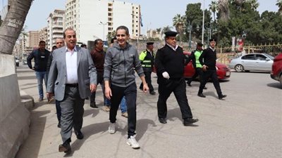 محافظ ومدير أمن الغربية يتابعان تنفيذ الحظر بمدينة طنطا وموقف السيارات