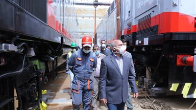 وزير النقل يشهد وصول 20 جرار سكة حديد جديدة إلى ميناء الإسكندرية