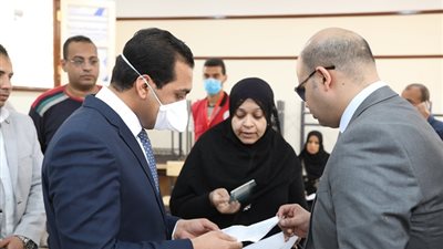 شرائح التابلت المدرسى على طلاب الثانوى بقنا
