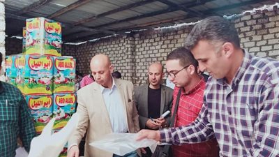 وكيل وزارة الصحة يغلق مصنعين أثناء قيادته لحملة علي المنشآت الغذائية بأولاد صقر
