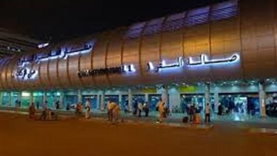 ١٥٠ مصريا من العالقين بلندن يصلون القاهرة علي رحلة استثنائية لمصر للطيران