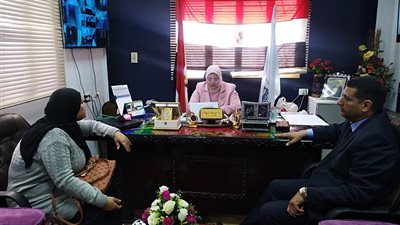 طلاب الصف الاول الثانوي يؤدون الأمتحان التجريبي من المنزل